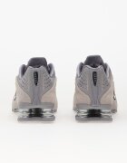 Nike Сникърси W Shox R4 Cement Grey/ Black-College Grey-Mtlc Silver