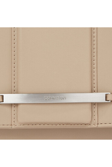 Calvin Klein Дамска чанта Bar Hardware Shoulder Bag K60K611045 Бежов - Mera.bg