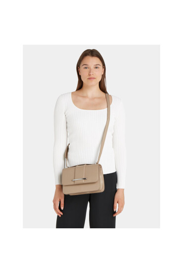 Calvin Klein Дамска чанта Bar Hardware Shoulder Bag K60K611045 Бежов - Mera.bg