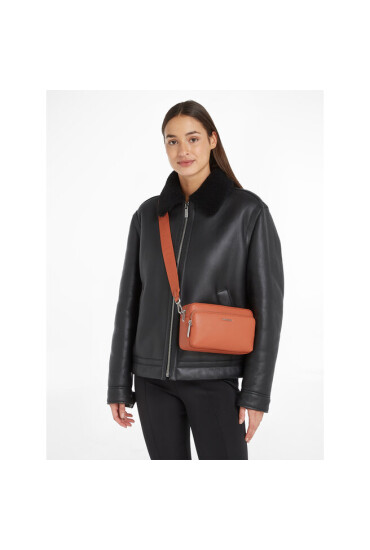 Calvin Klein Дамска чанта Ck Must Camera Bag W/Pckt Lg K60K608410 Кафяв - Mera.bg