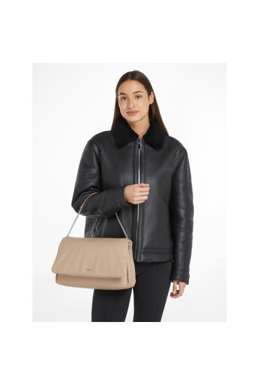Calvin Klein Дамска чанта Puffed Shoulder Bag K60K611539 Бежов - Mera.bg