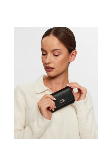 Calvin Klein Дамска чанта Re-Lock Trifold Sm W/Strap K60K611010 Черен - Mera.bg