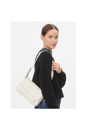 Calvin Klein Jeans Дамска чанта Block Flap Pu K60K611467 Бял - Mera.bg