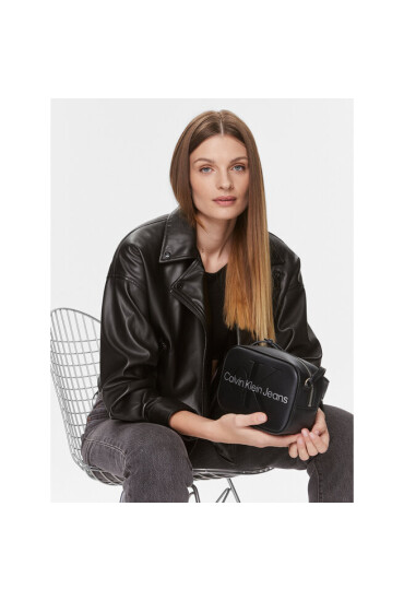 Calvin Klein Jeans Дамска чанта Sculpted Camera Bag18 Mono K60K610275 Black/Metallic Logo 0GL - Mera.bg