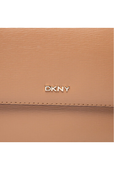 DKNY Дамска чанта Bryant Md Flap Xbody R82E3467 Cashew CSH - Mera.bg