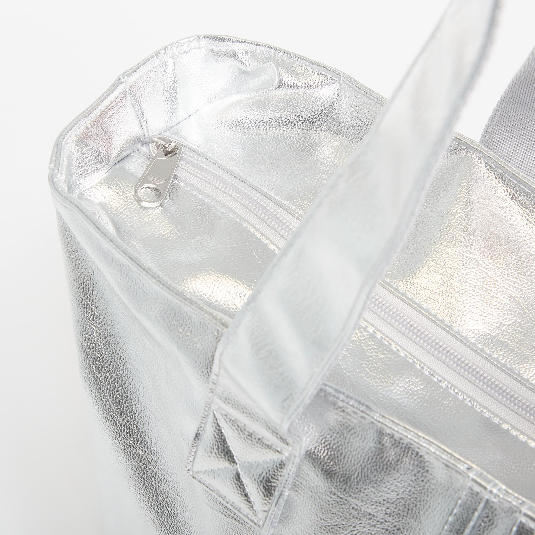 adidas Originals Чанта adidas Shopper Metallic Pu Bag Silver Met.