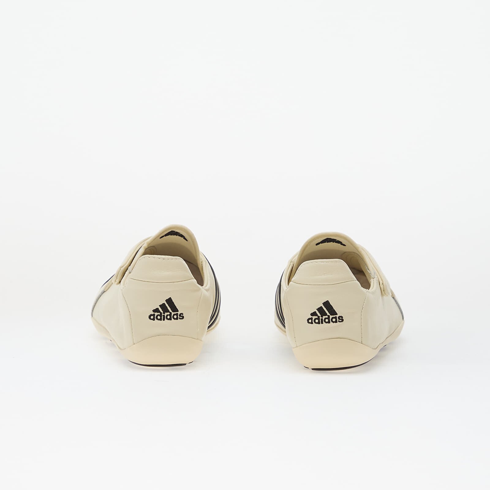 adidas Originals Сникърси adidas Virginia Vario Flat Earther By Pharrell Chalk White/ Core Black/ Chalk White