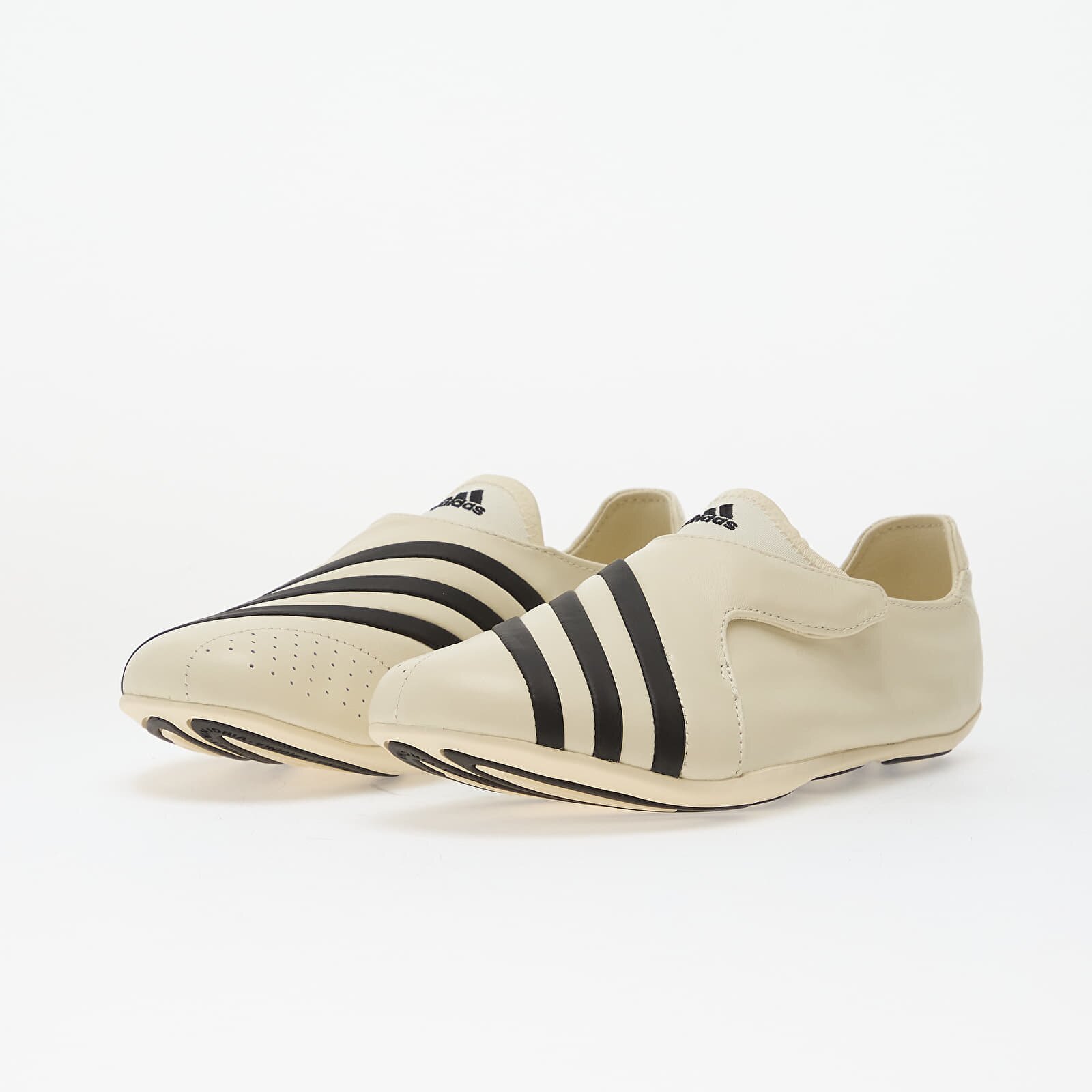 adidas Originals Сникърси adidas Virginia Vario Flat Earther By Pharrell Chalk White/ Core Black/ Chalk White