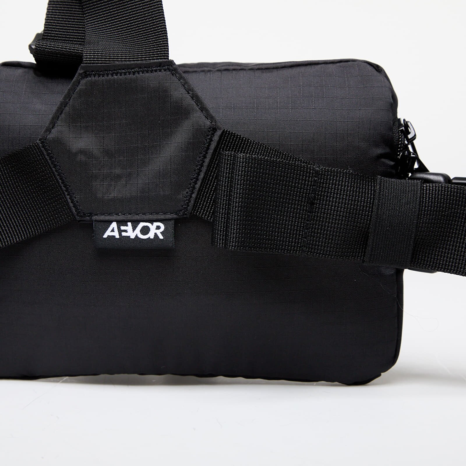 AEVOR Чантичка за кръста Frontpack Ripstop Black