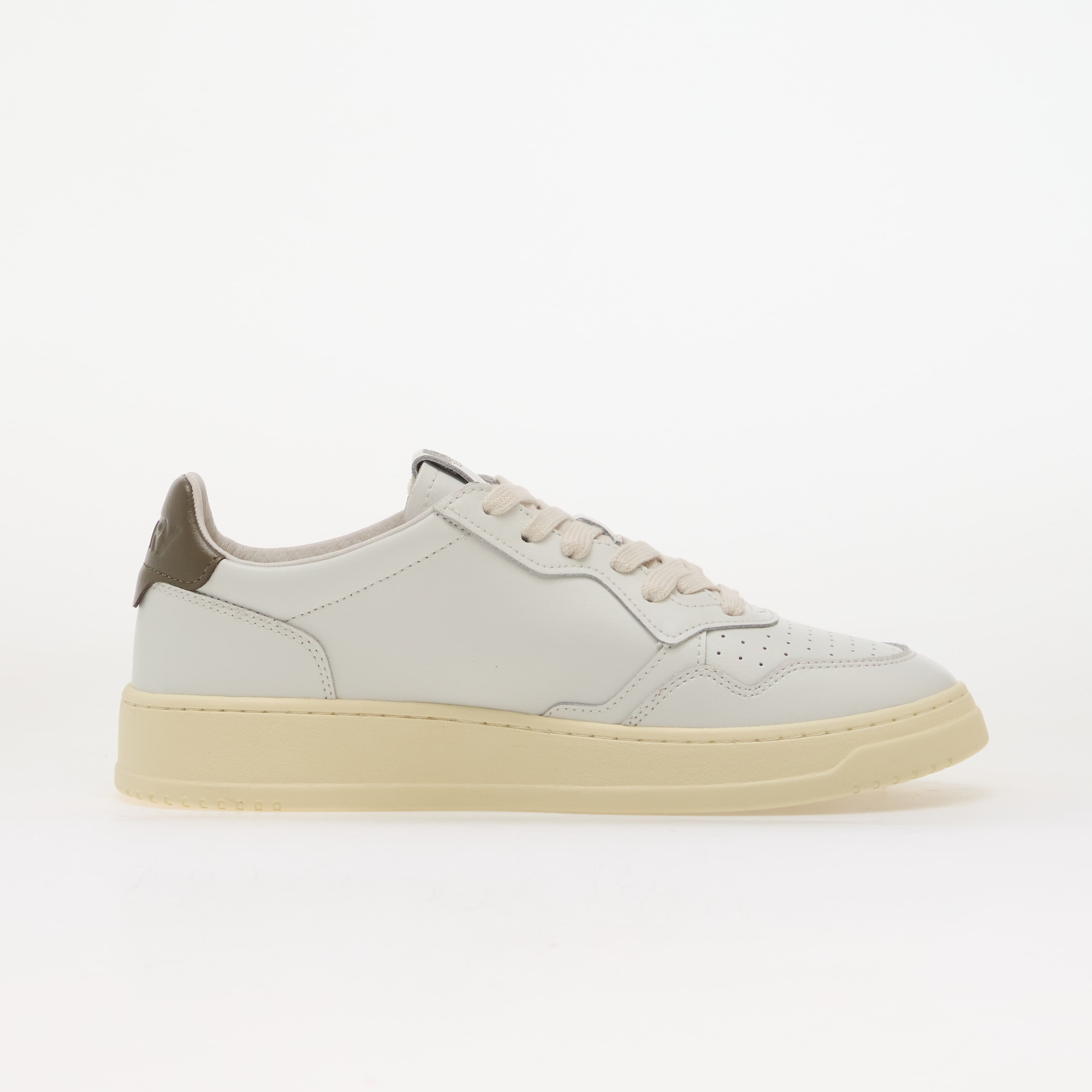 Autry Сникърси Medalist Low Man White/ Chocolate Leather