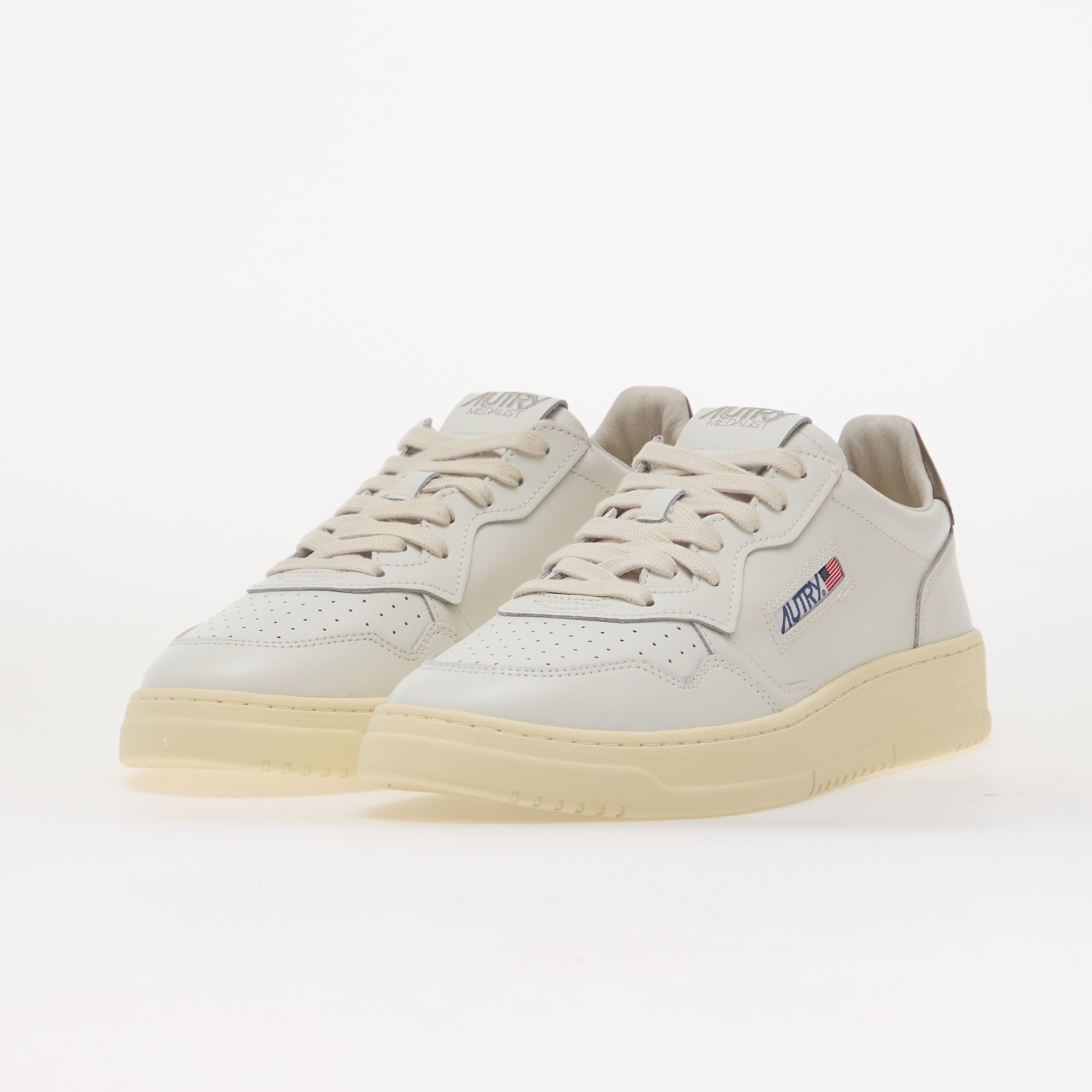 Autry Сникърси Medalist Low Man White/ Chocolate Leather