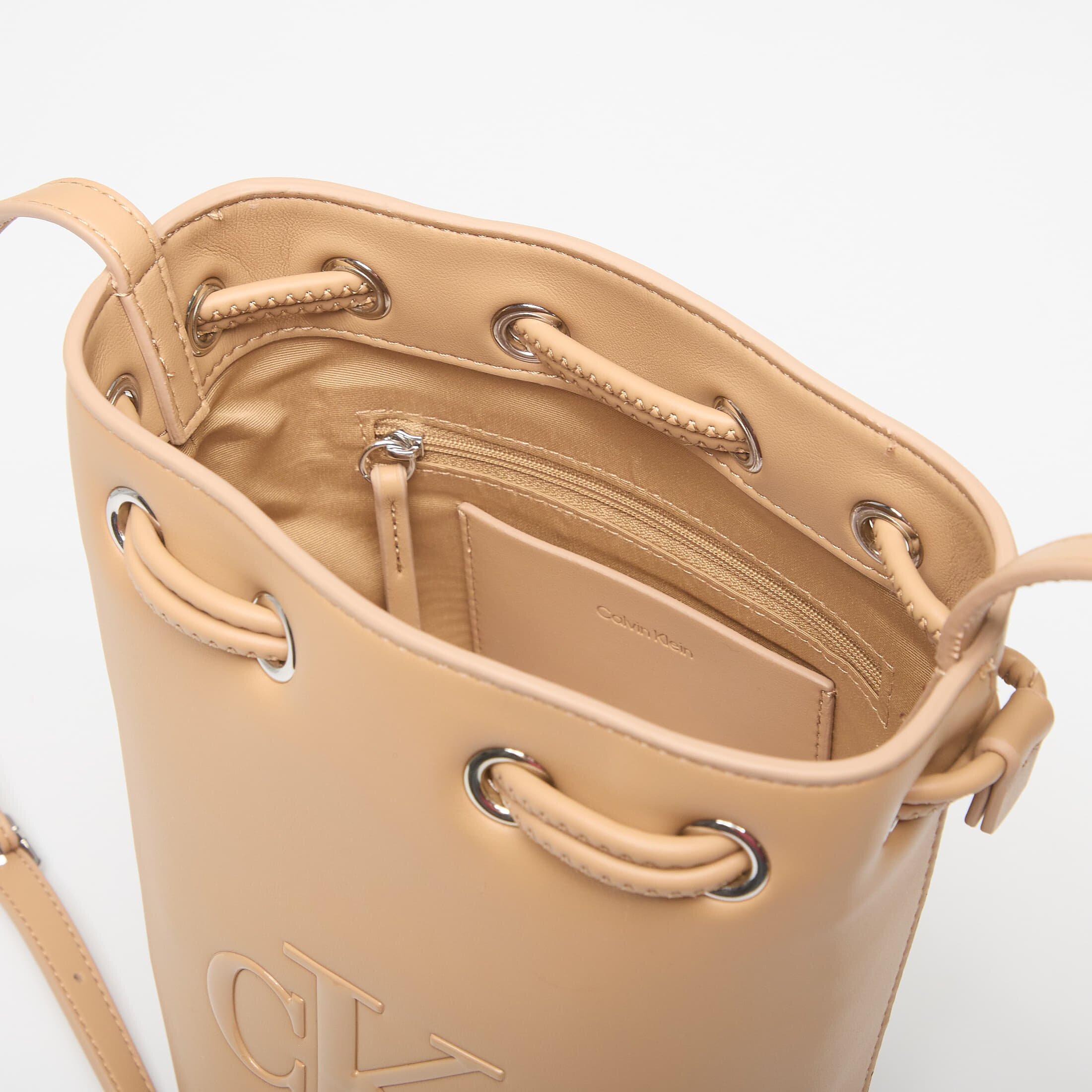Calvin Klein Чанта Bold Ck Small Bucket Bag Tannin