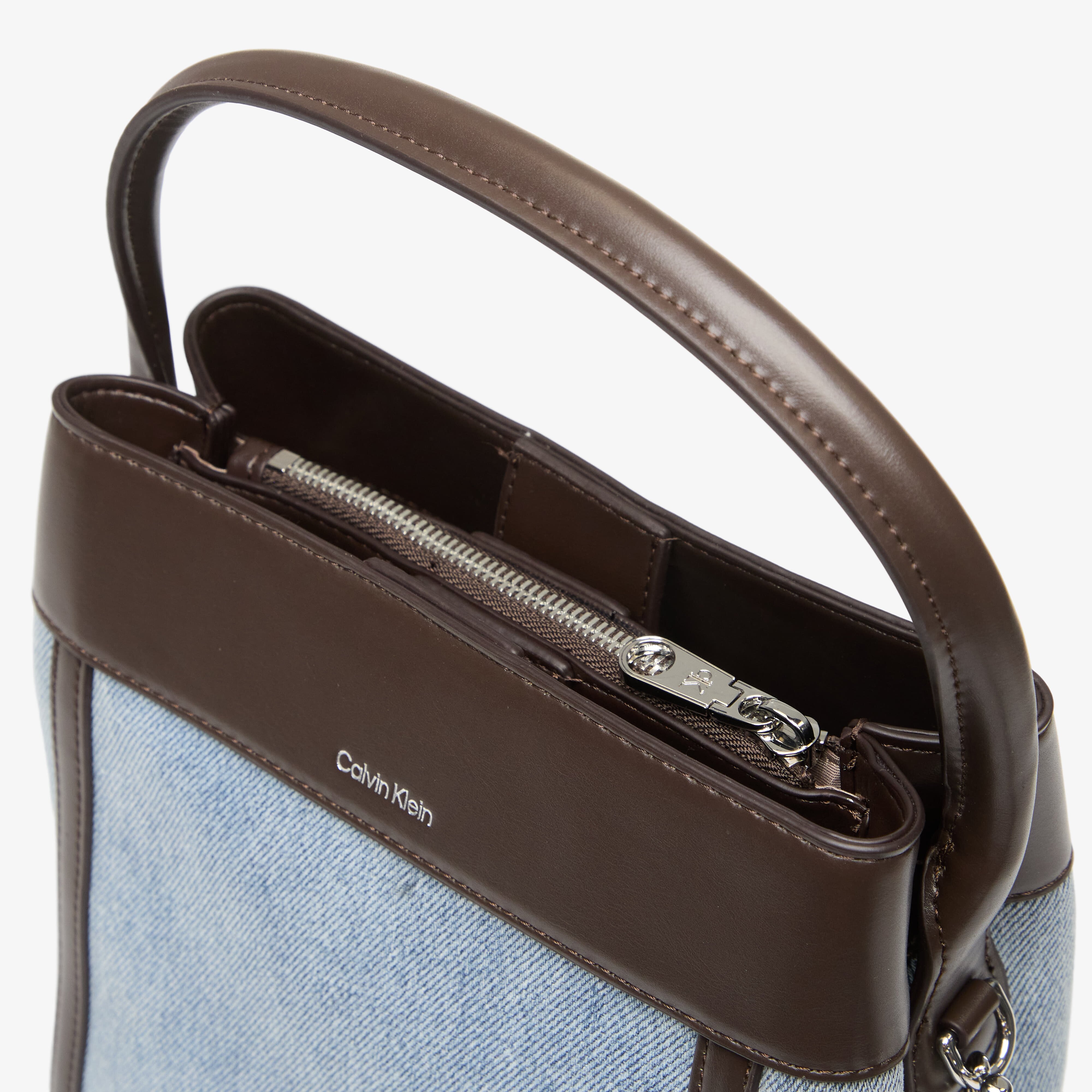 Calvin Klein Чанта Ck Denim Bucket With Strap LIGHT WASH DENIM