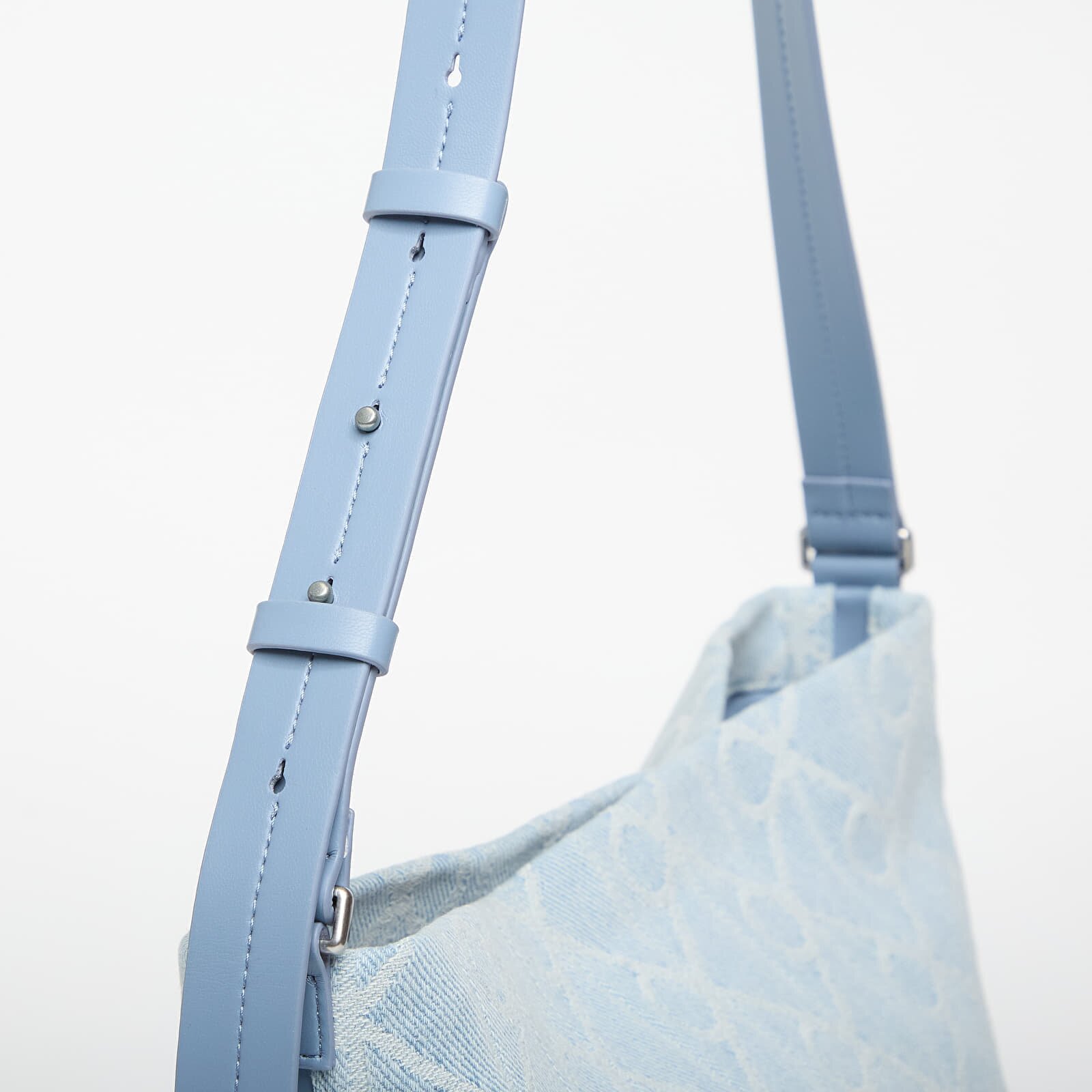 Calvin Klein Чанта Emblem Aop Denim Bucket Blue
