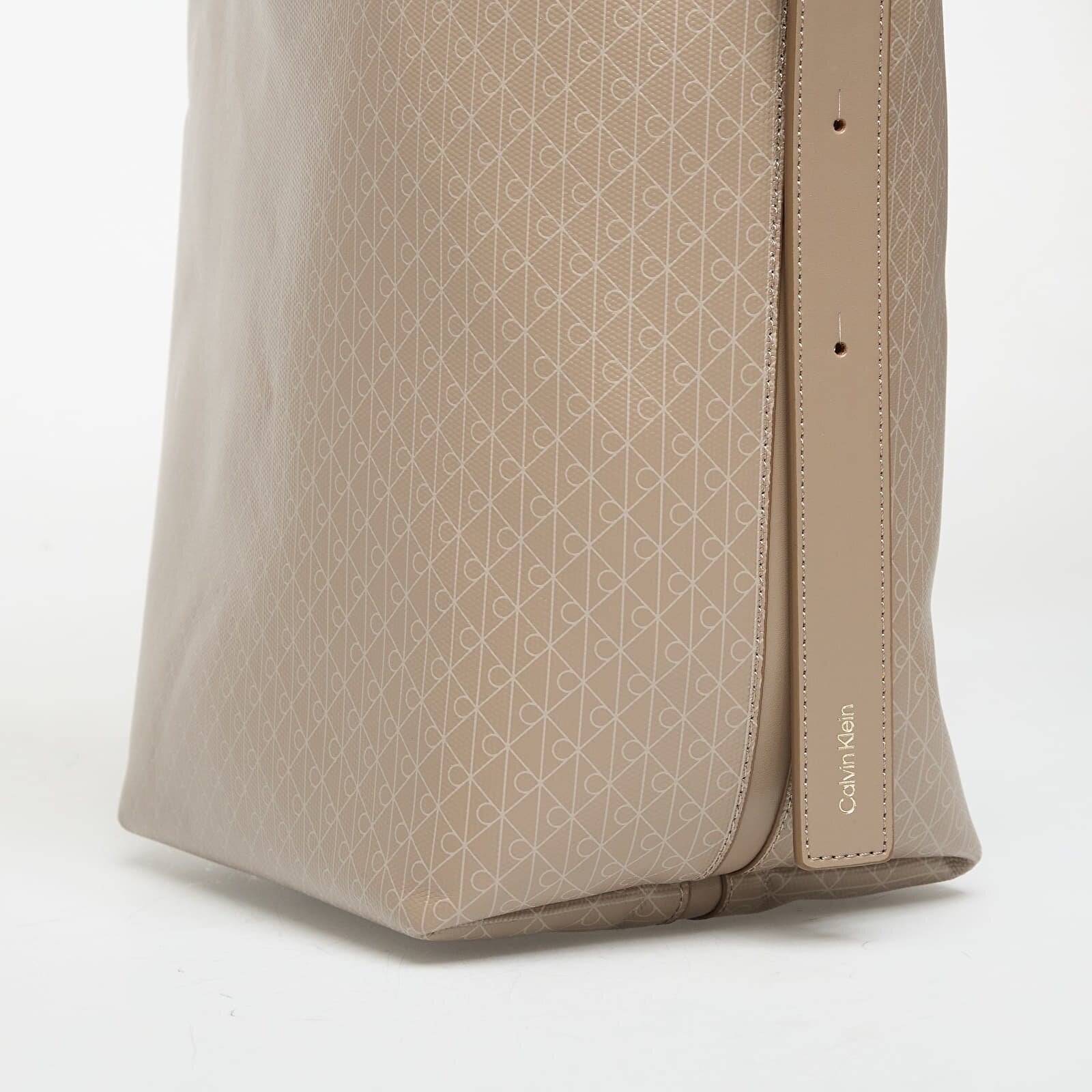 Calvin Klein Чанта Emblem Aop Medium Bucket Bag Desert Taupe