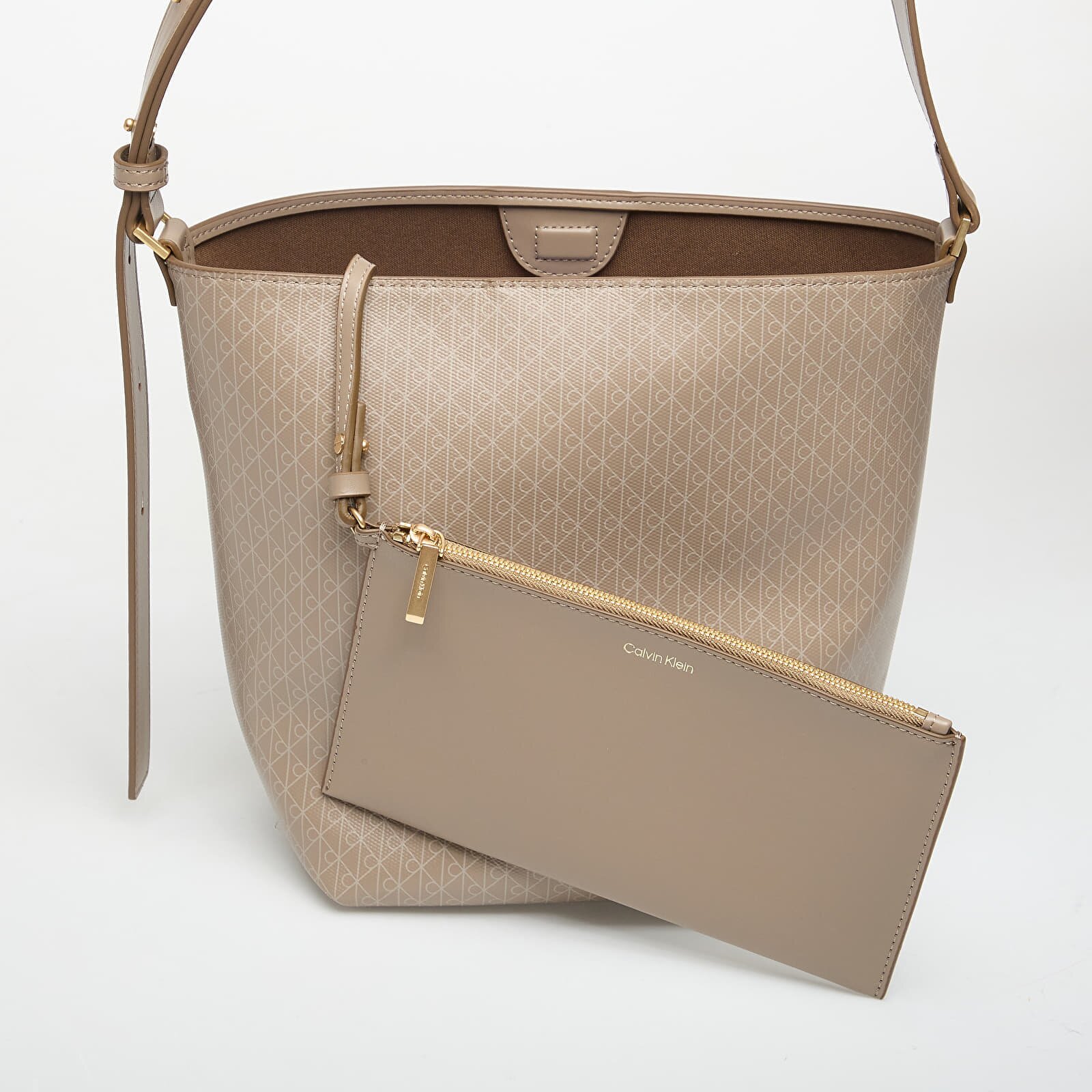 Calvin Klein Чанта Emblem Aop Medium Bucket Bag Desert Taupe