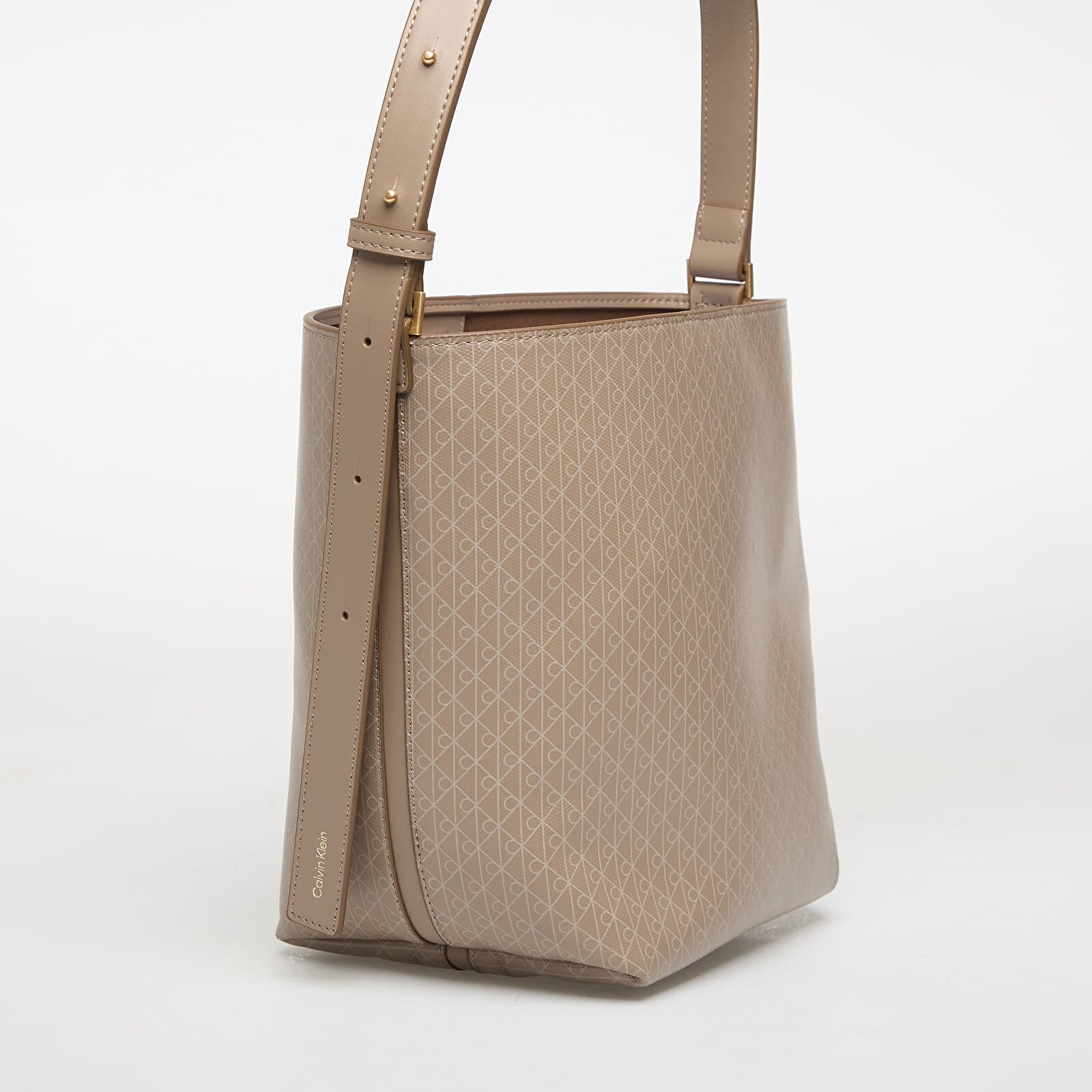Calvin Klein Чанта Emblem Aop Medium Bucket Bag Desert Taupe