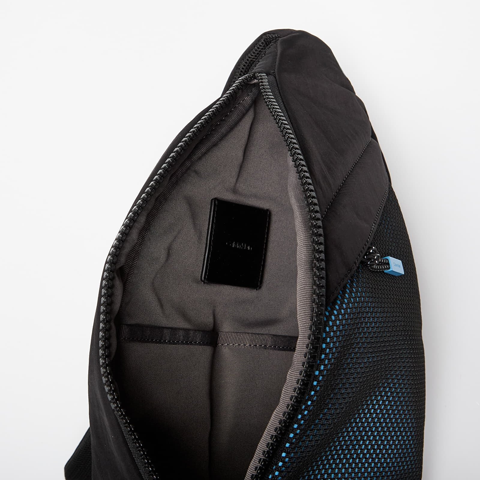 Calvin Klein Чанта Mesh Sling Bag Black
