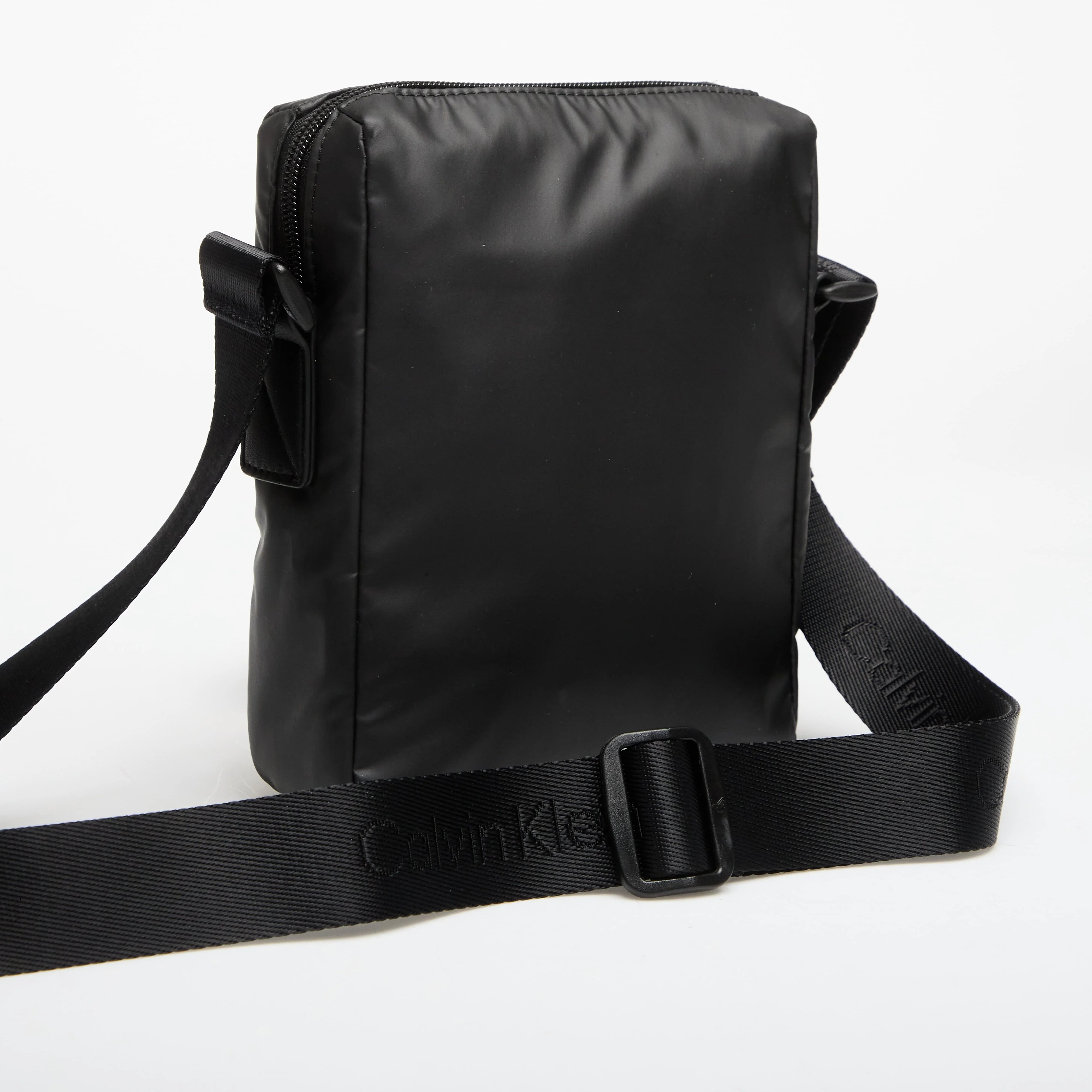 Calvin Klein Чанта Rubberized Reporter Black
