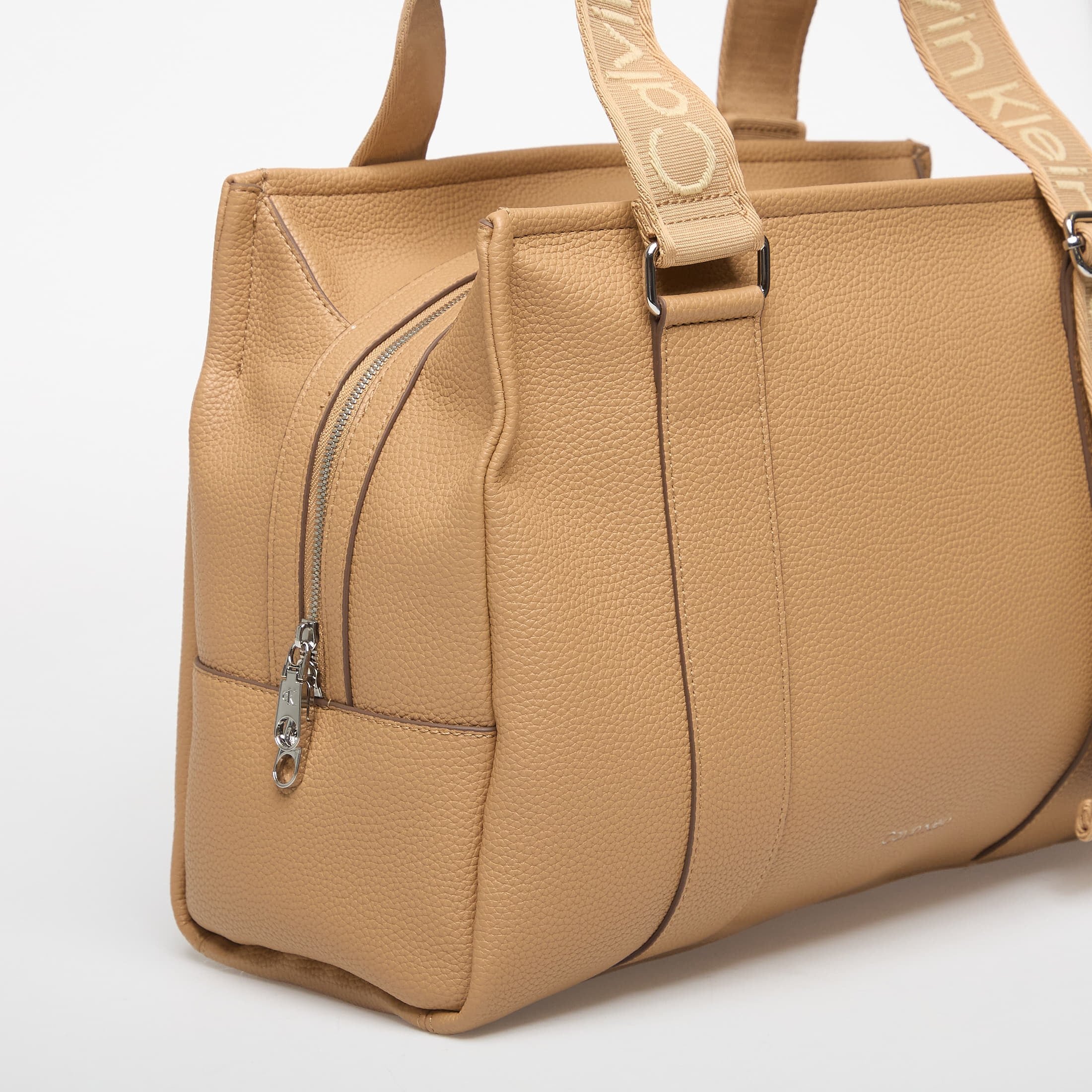 Calvin Klein Чанта Webbing Adj Strap Tote Tannin