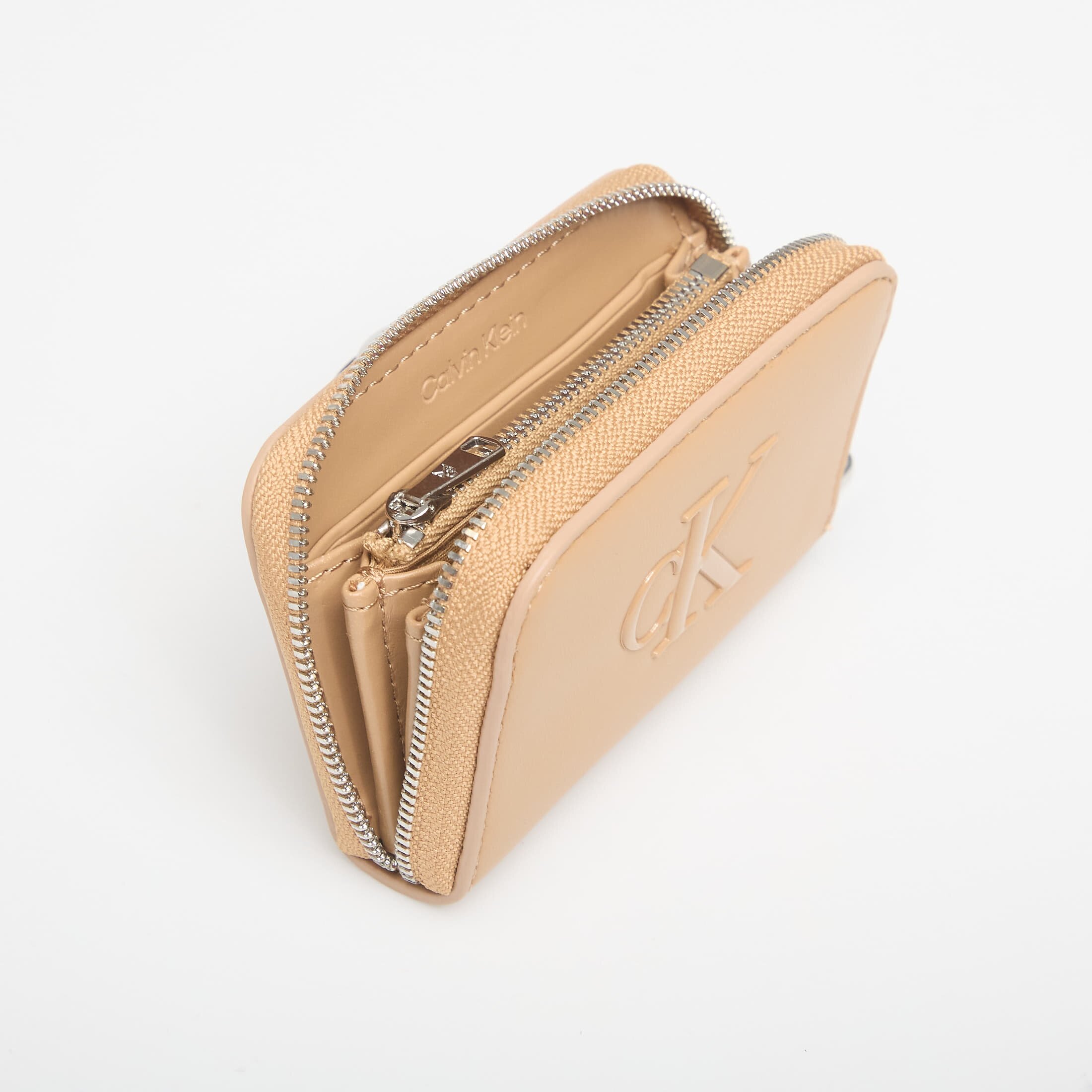 Calvin Klein Портфейл Bold Ck Medium Zip Around Tannin
