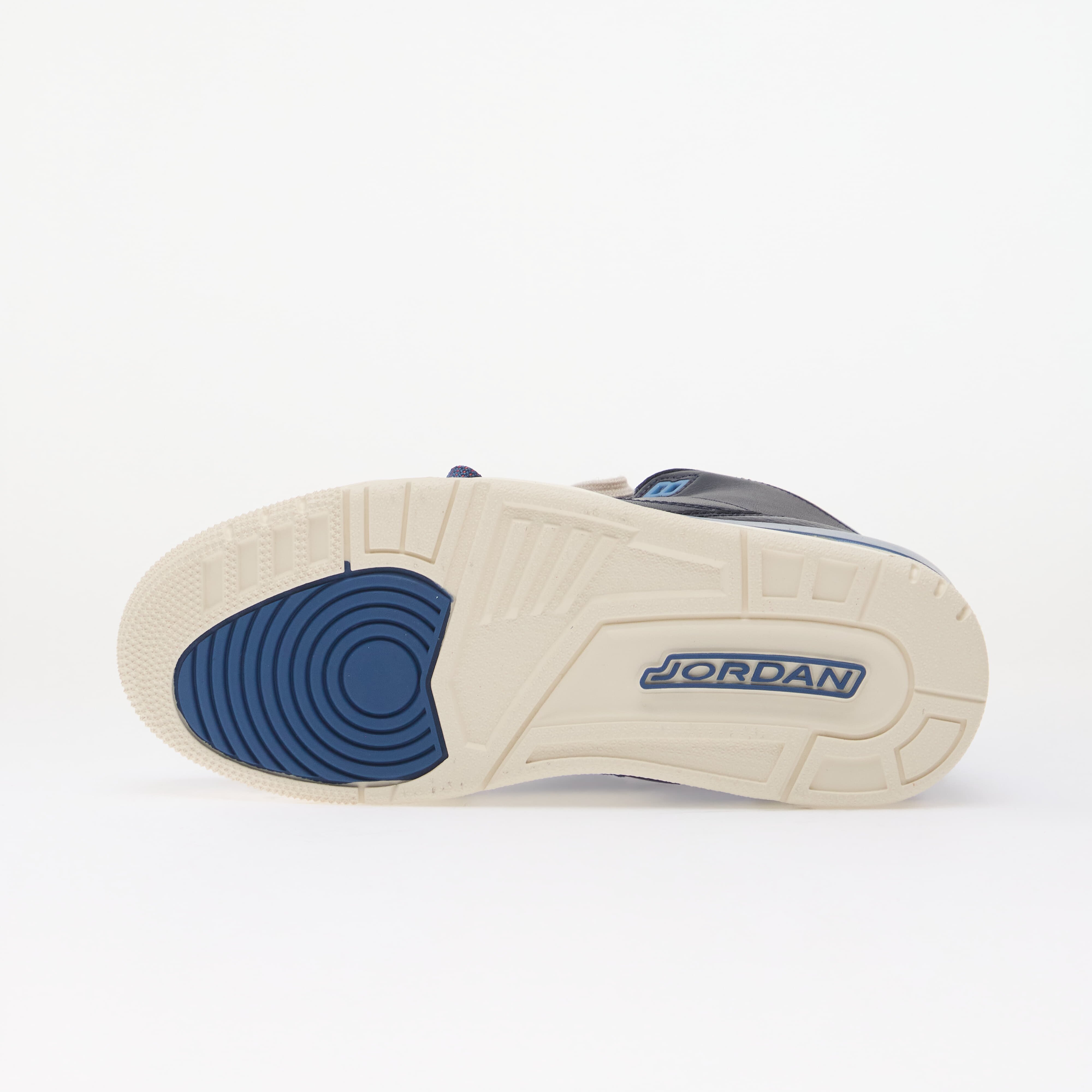 Jordan Сникърси Air 3 Retro "Sports Renaissance" Obsidian/ Chalk/ Track Red