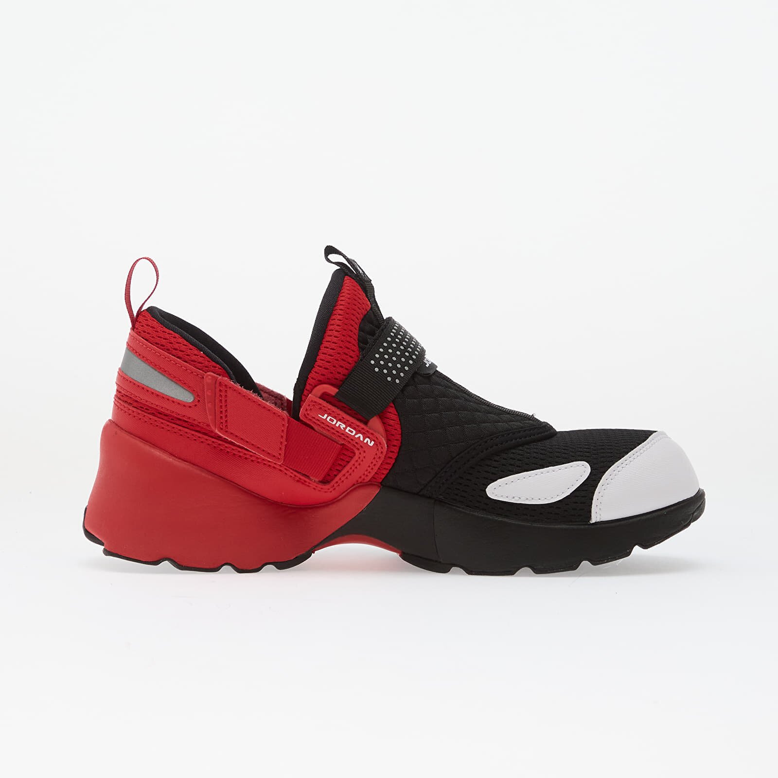 Jordan Сникърси Trunner Lx Black/ Sail-University Red