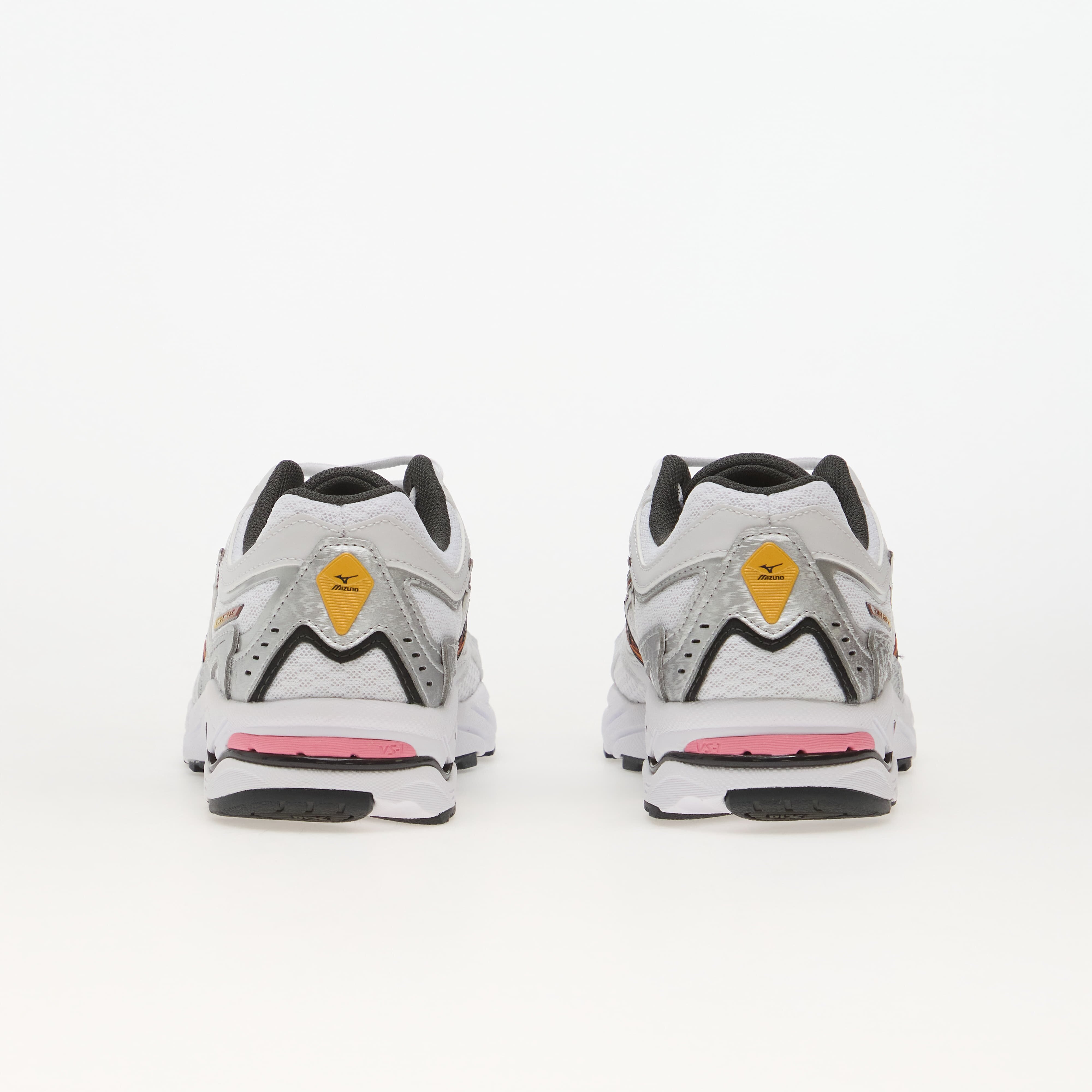Mizuno Сникърси Wave Mustang LS OG White/ Artisan's Gold/ Galaxy Silver