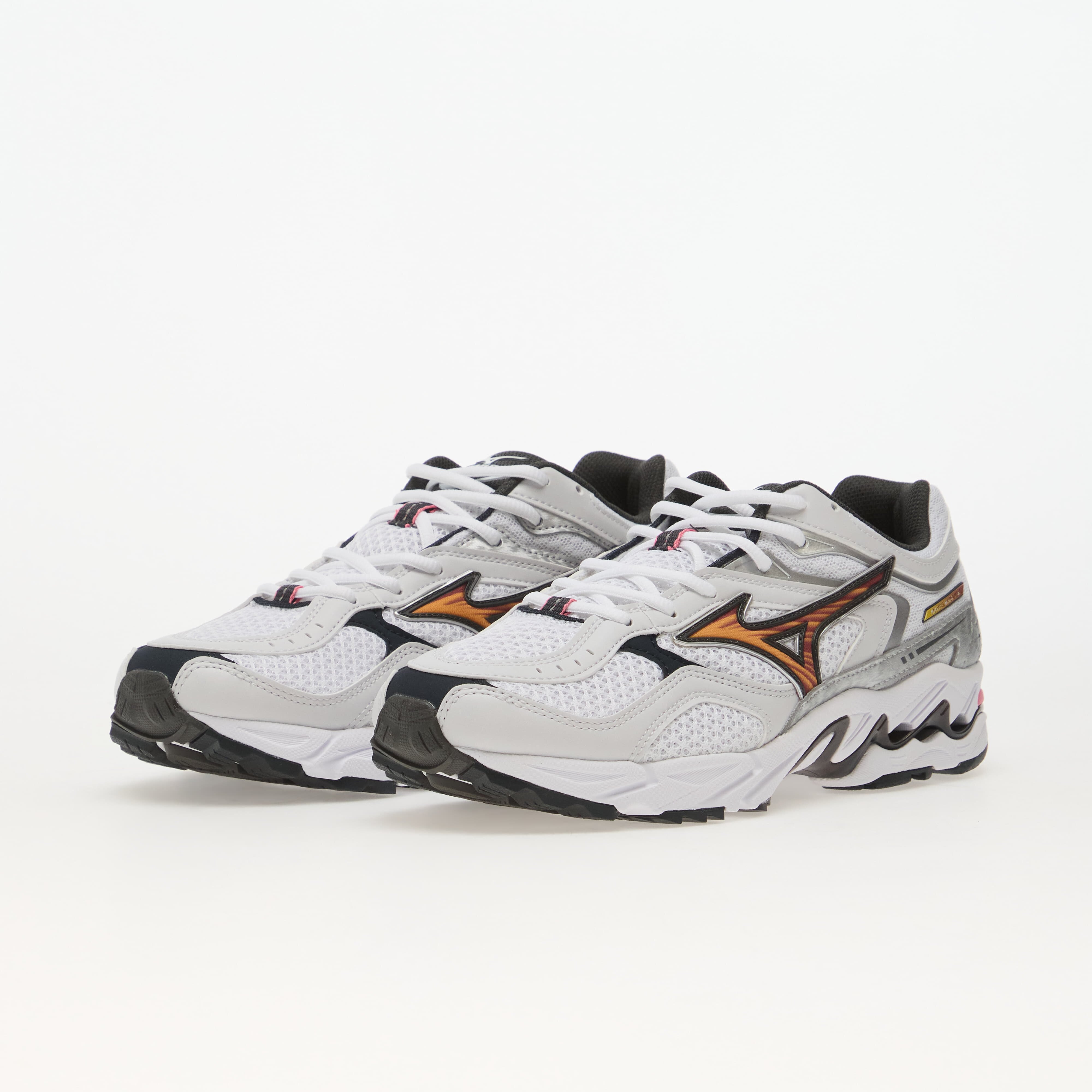 Mizuno Сникърси Wave Mustang LS OG White/ Artisan's Gold/ Galaxy Silver