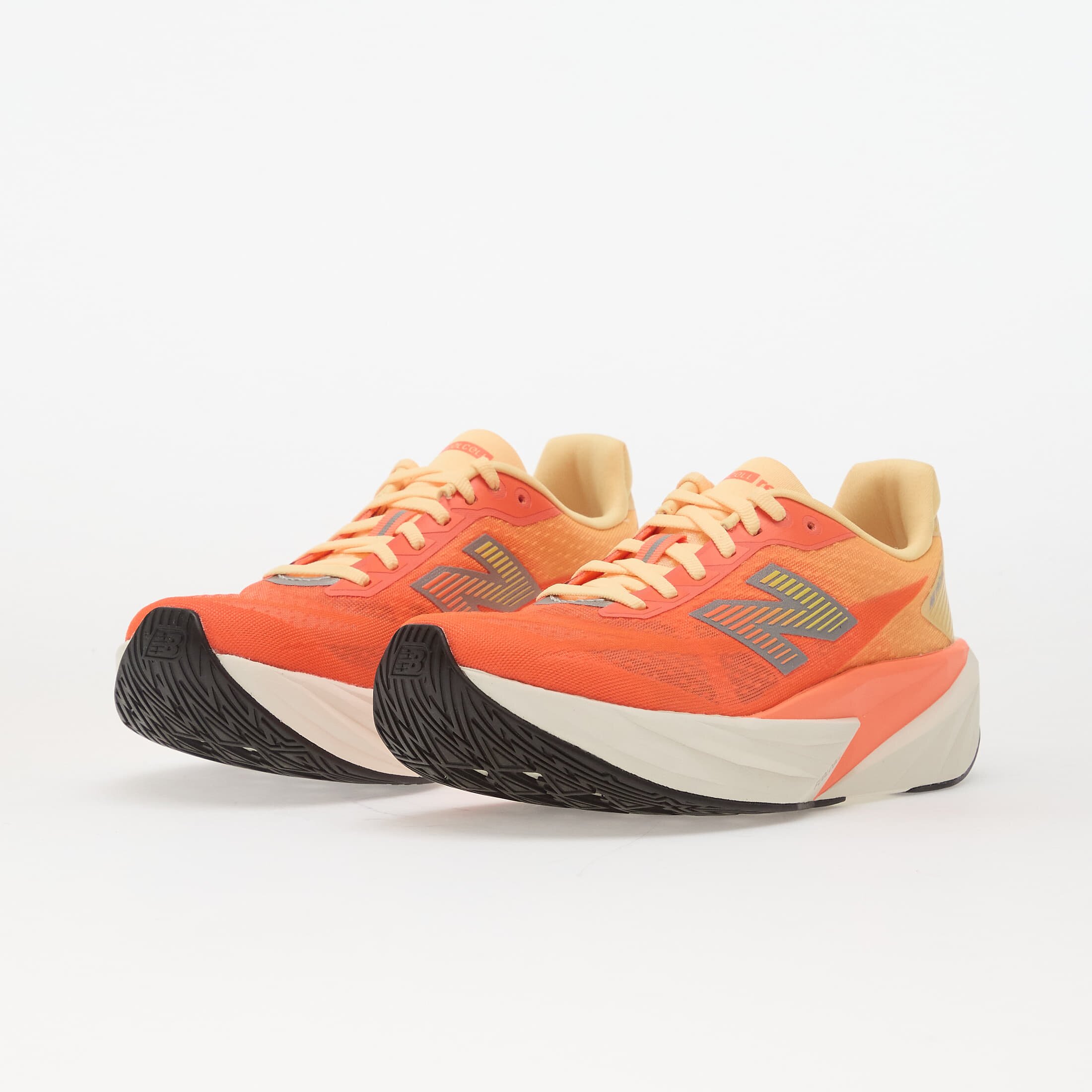 New Balance Сникърси FuelCell Rebel v5 Tangerine Heat/ Silver Metallic