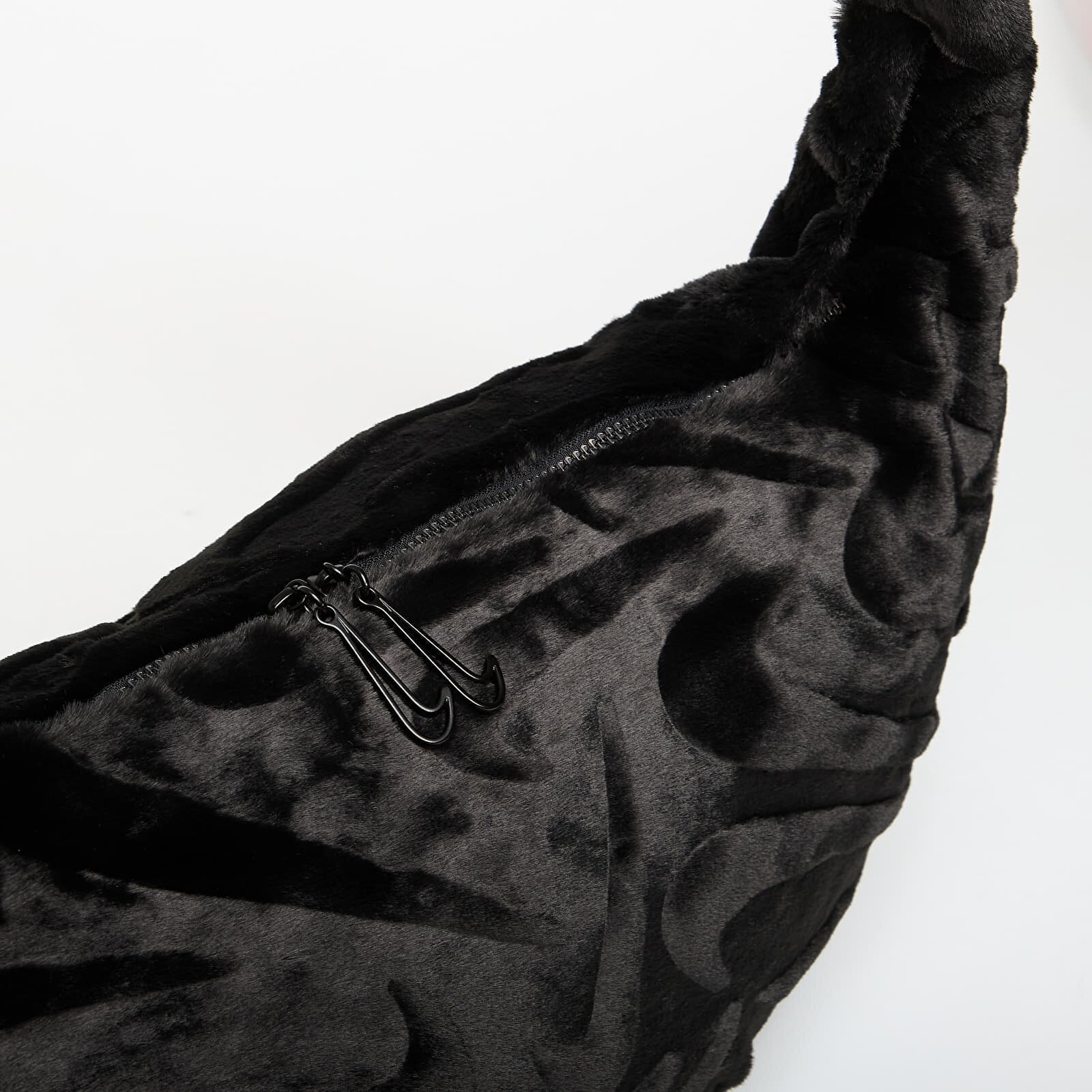 Nike Чанта Sportswear Faux Fur Slouchy Bag 19L Black/ Black
