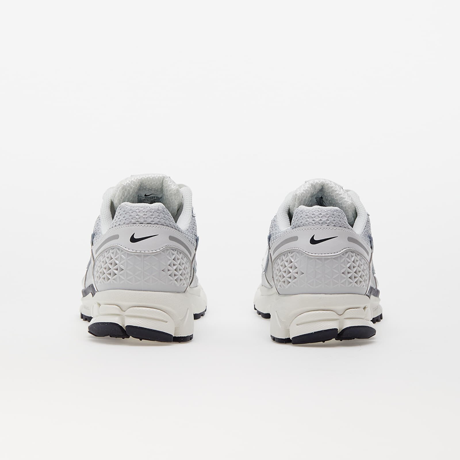Nike Сникърси W Zoom Vomero 5 Photon Dust/ Chrome-Gridiron-Sail