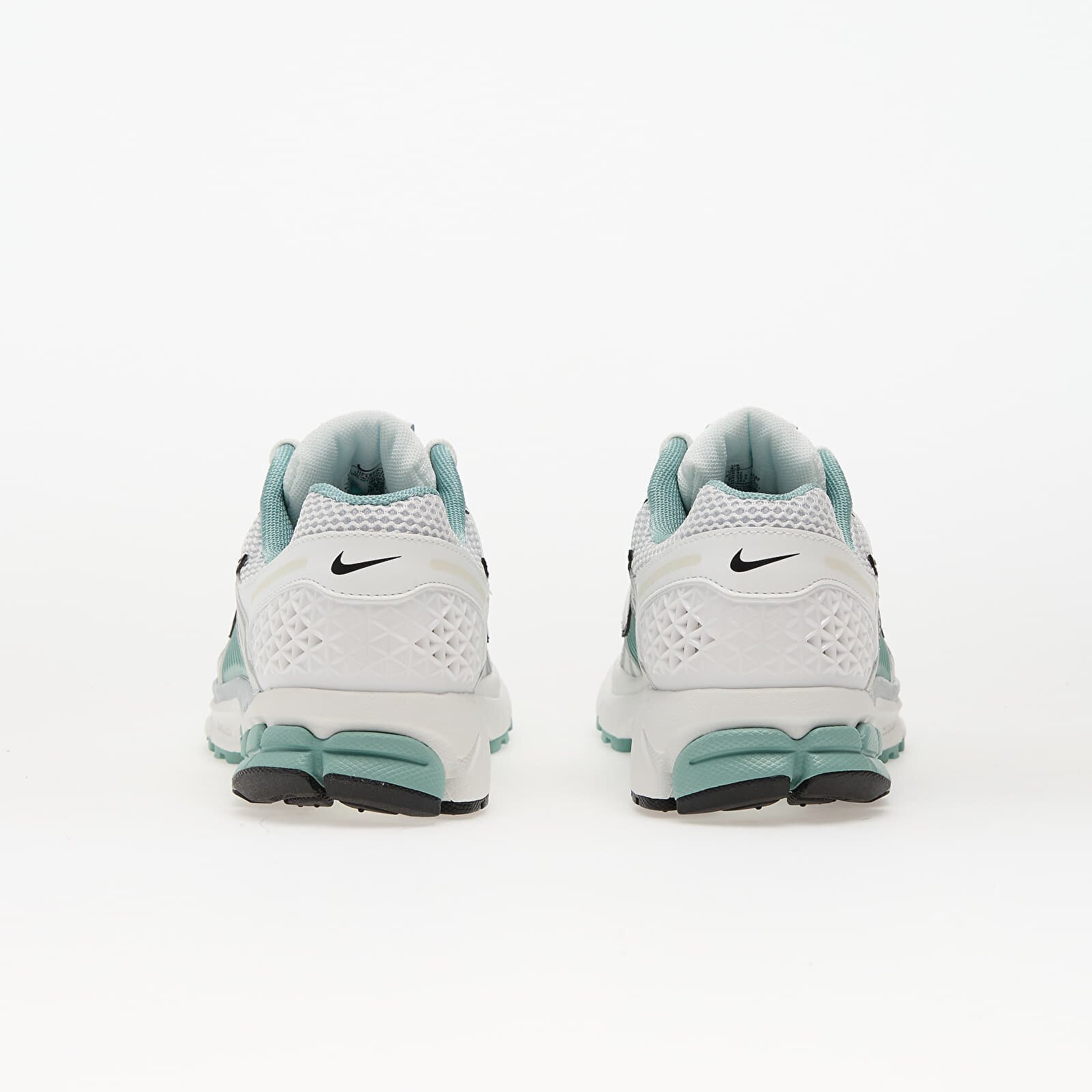 Nike Сникърси W Zoom Vomero 5 Summit White/ Mtlc Silver-Wolf Grey-Pure Platinum-Cannon-Black