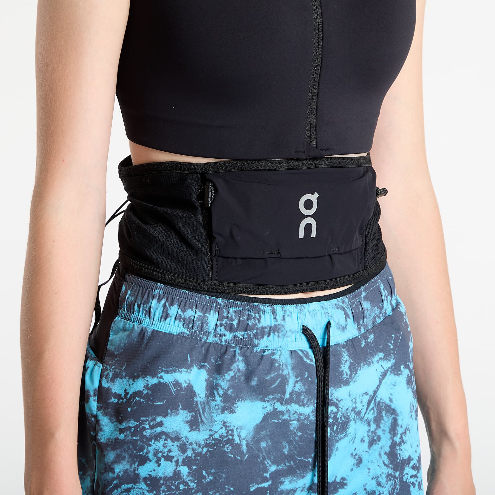 On Чантичка за кръста Ultra Belt 2L Black