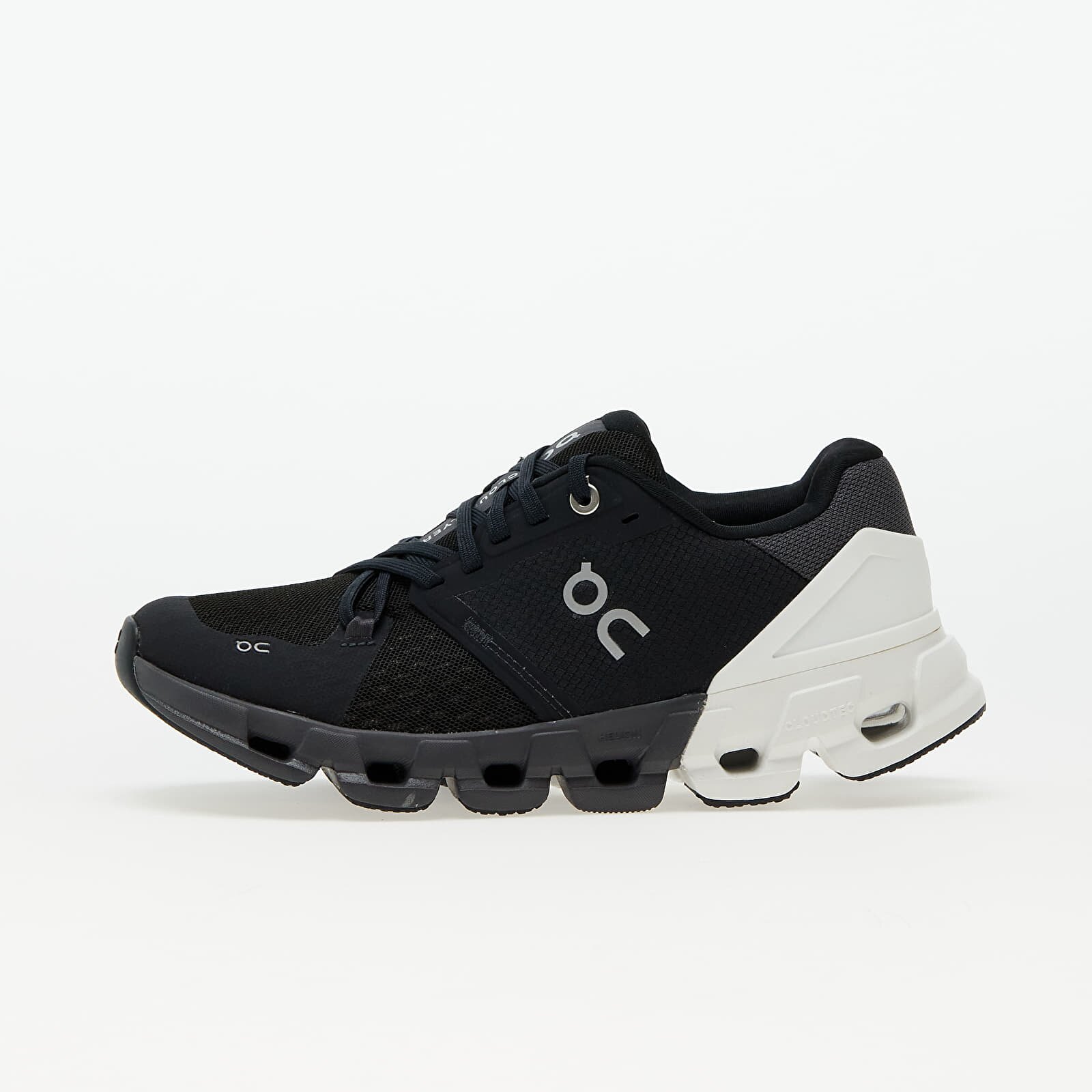 On Сникърси W Cloudflyer Wide Black/ White