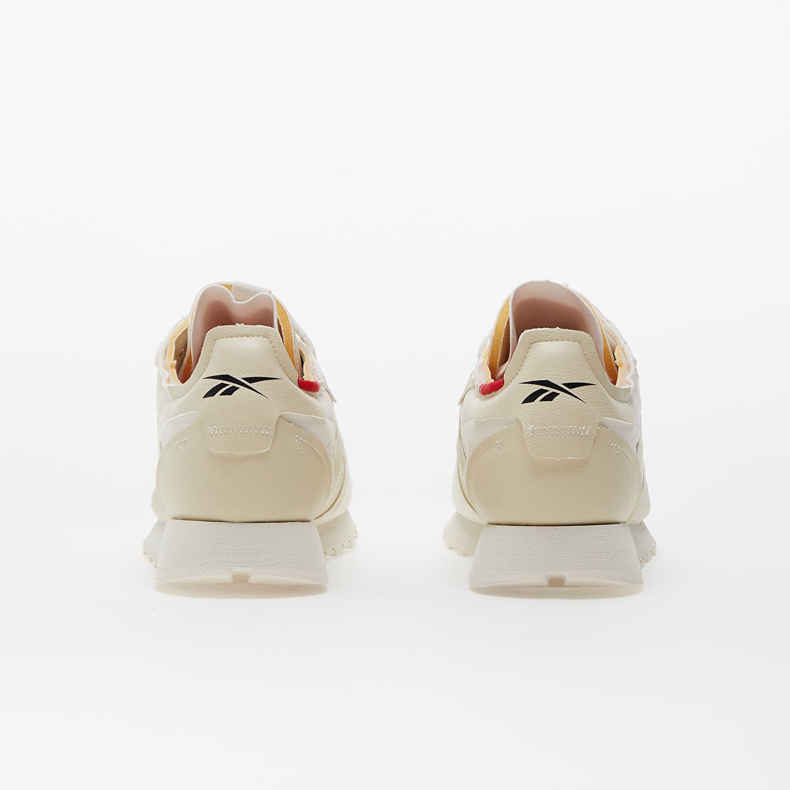 Reebok Сникърси x Milk Makeup Classic Vegan Vintage Chalk/ Vector Red/ Core Black