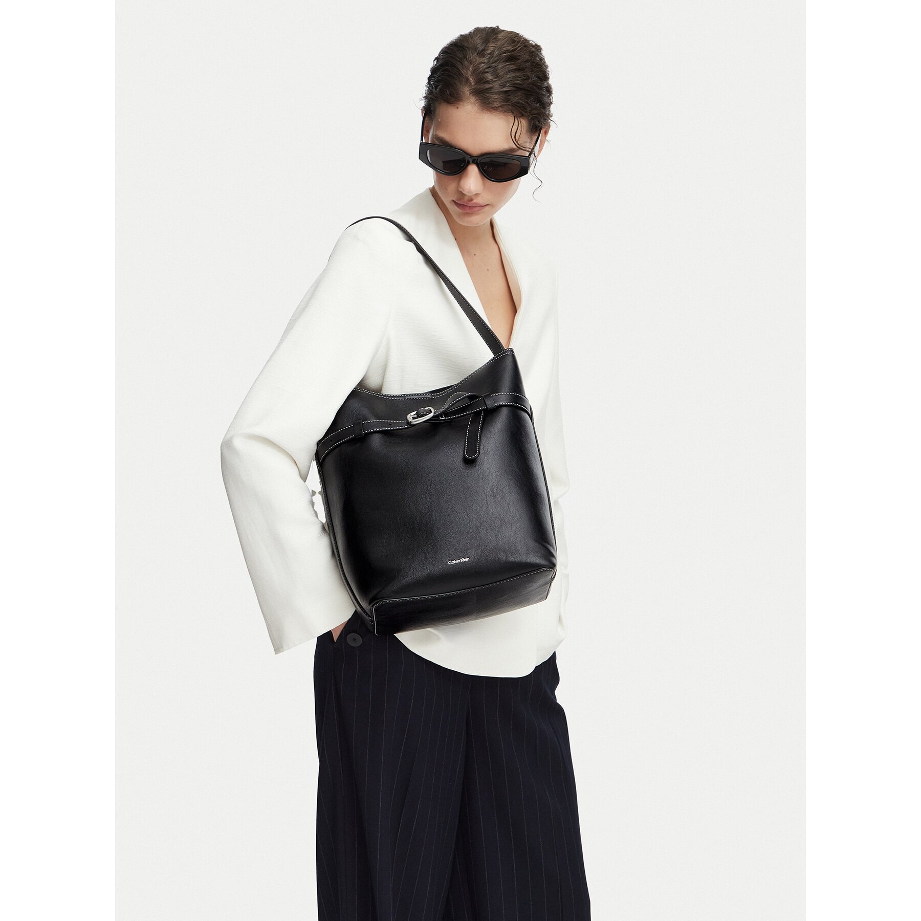 Calvin Klein Дамска чанта Buckle Medium Bucket LV04F3551G