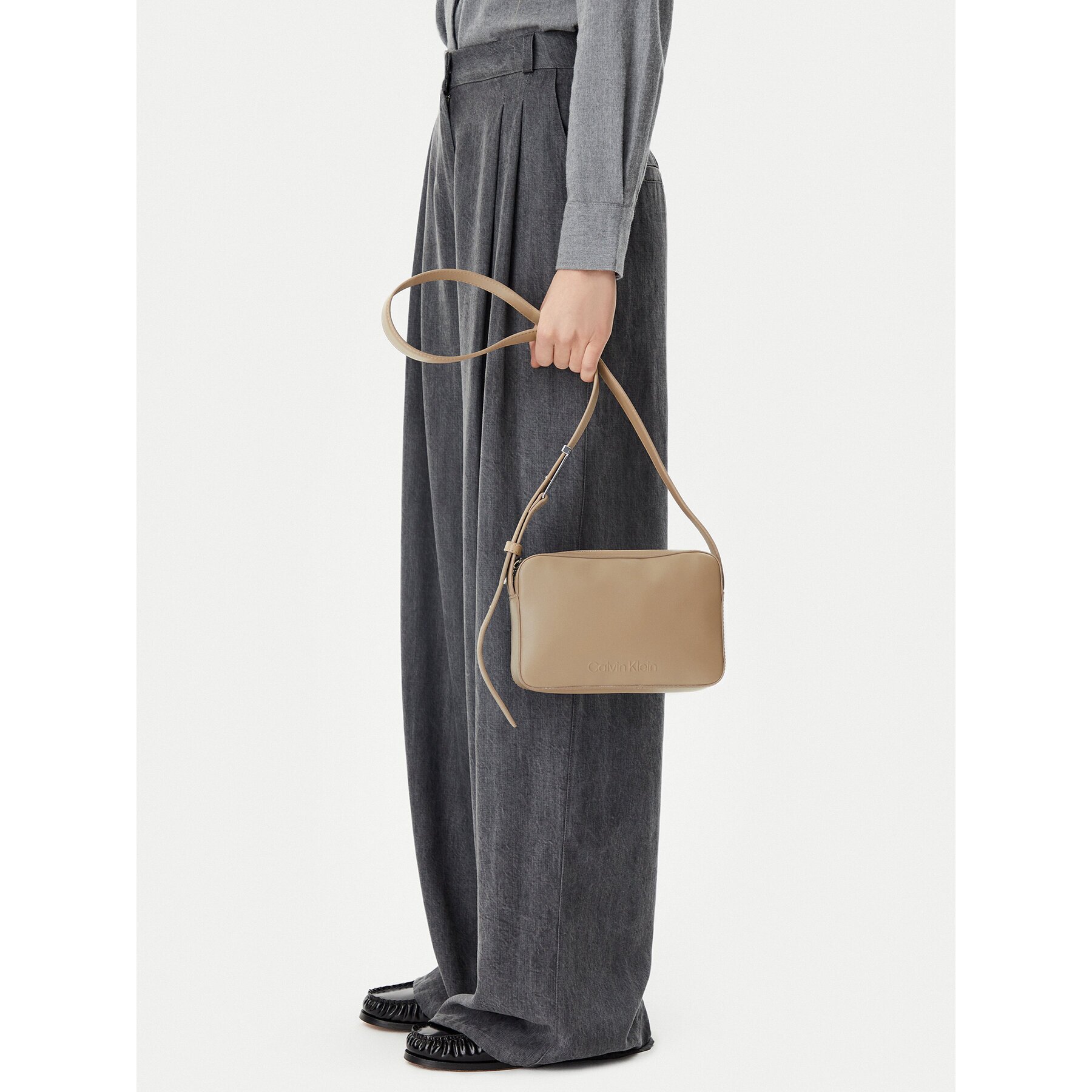 Calvin Klein Дамска чанта Embossed Logo Camera Bag K60K612555