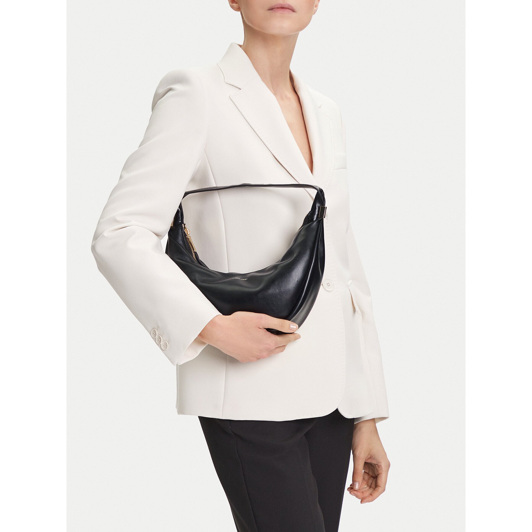 Calvin Klein Дамска чанта Pinched Soft Crescent Sm LV04F3010G
