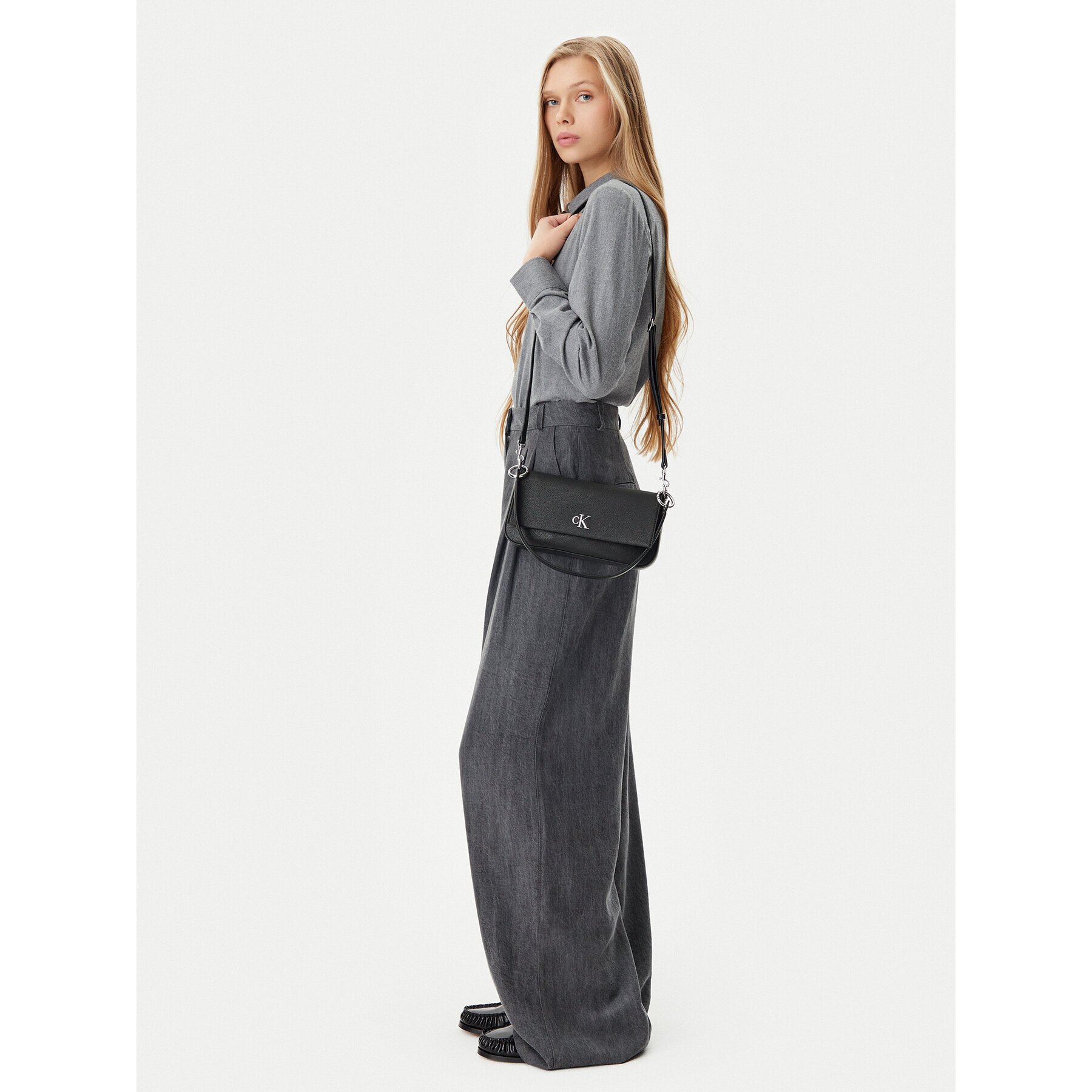 Calvin Klein Jeans Дамска чанта Minimal Monogram Shoulder Pouch LV04K3161G
