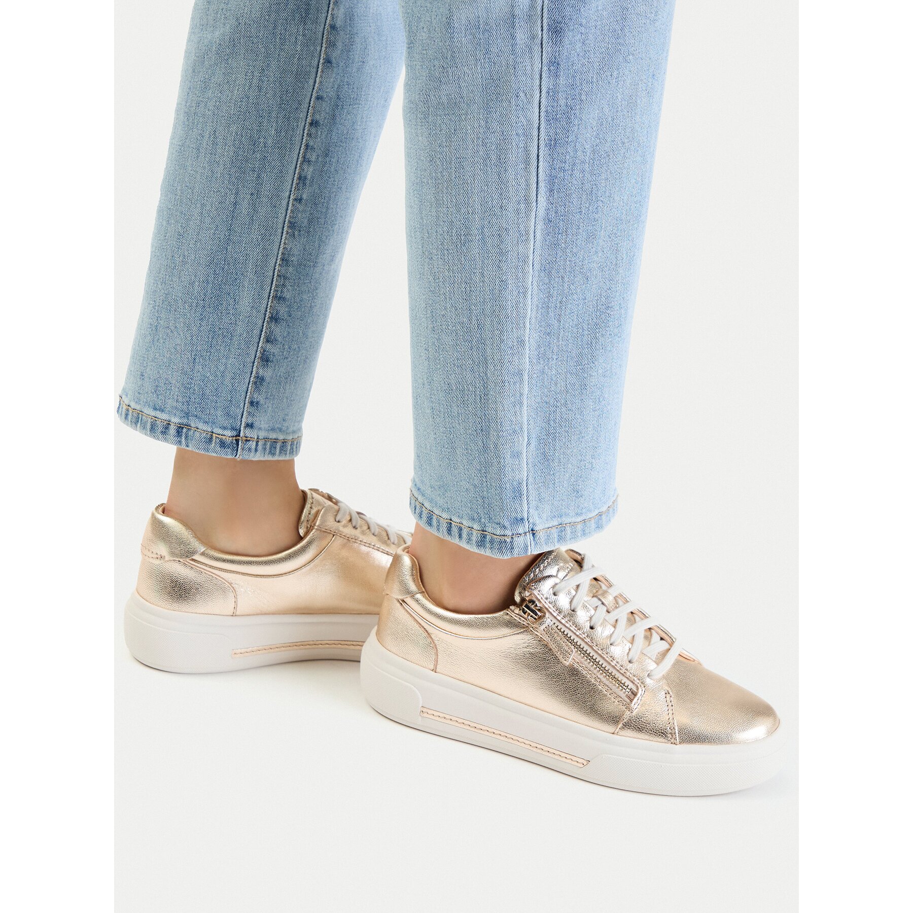 Clarks Сникърси Hollyrose Zip 26185917