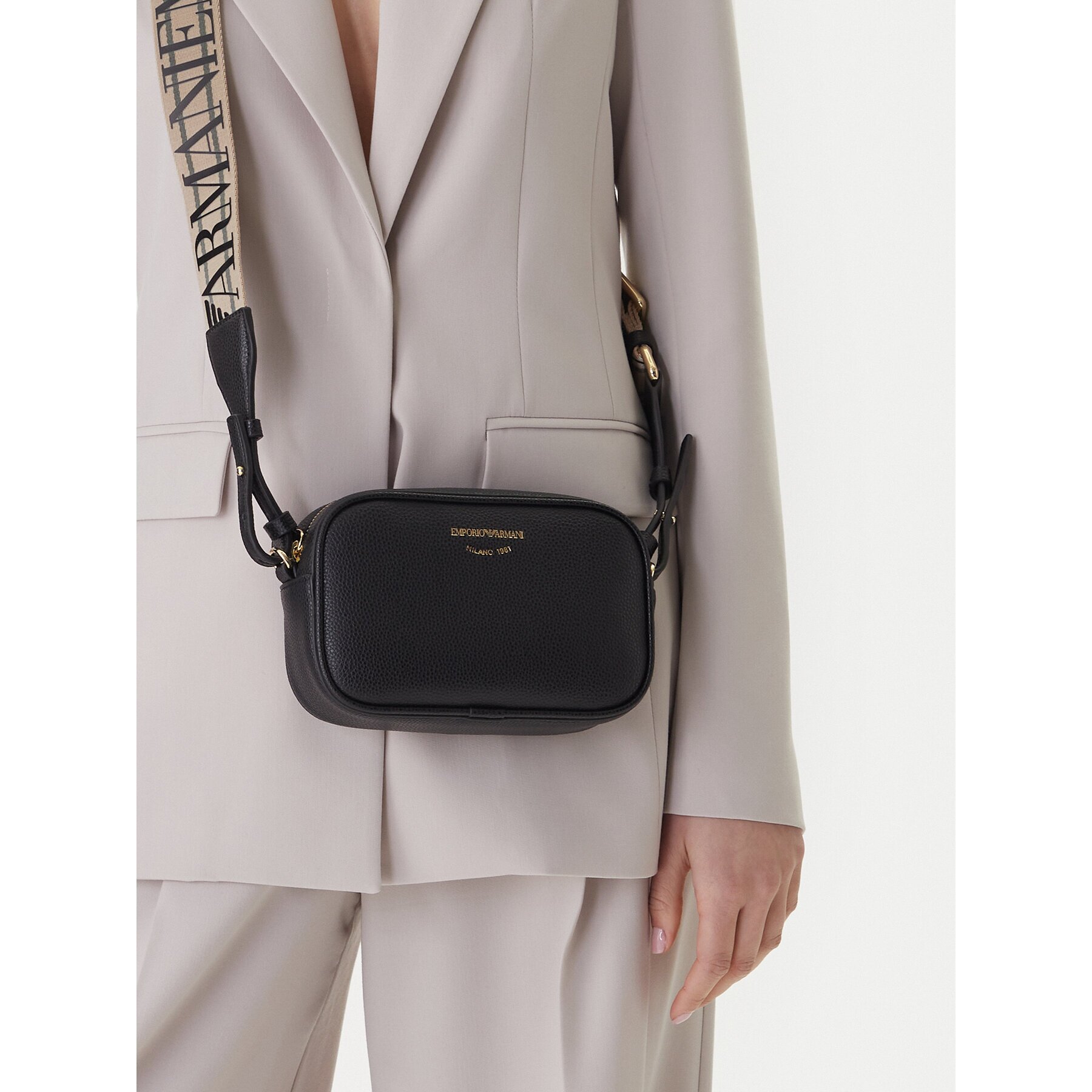 Emporio Armani Дамска чанта EW000537 AF12103 MC032