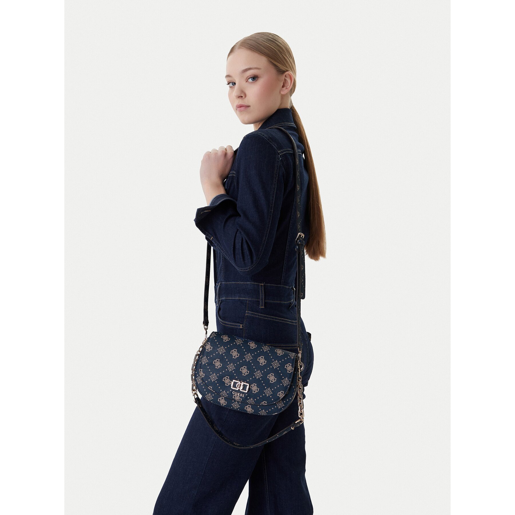 Guess Дамска чанта Emelie Logo HWGP99 28200