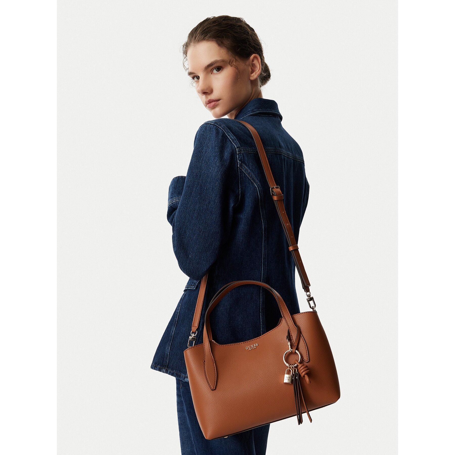 Guess Дамска чанта HWBG97 35060