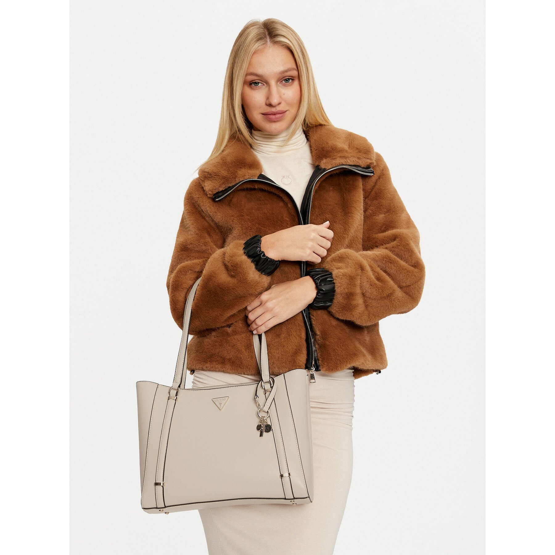 Guess Дамска чанта HWVG94 93230