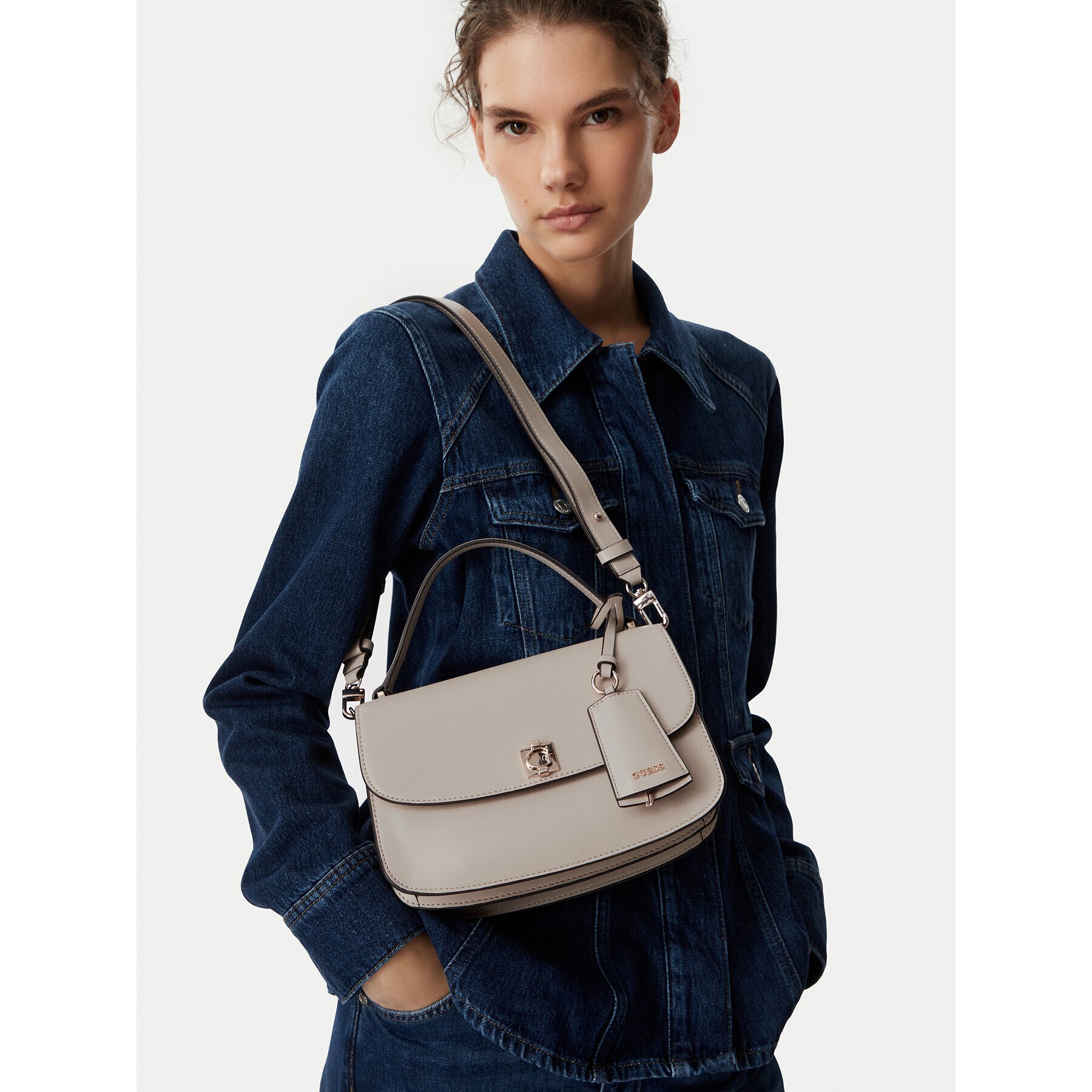 Guess Дамска чанта HWVG97 34210
